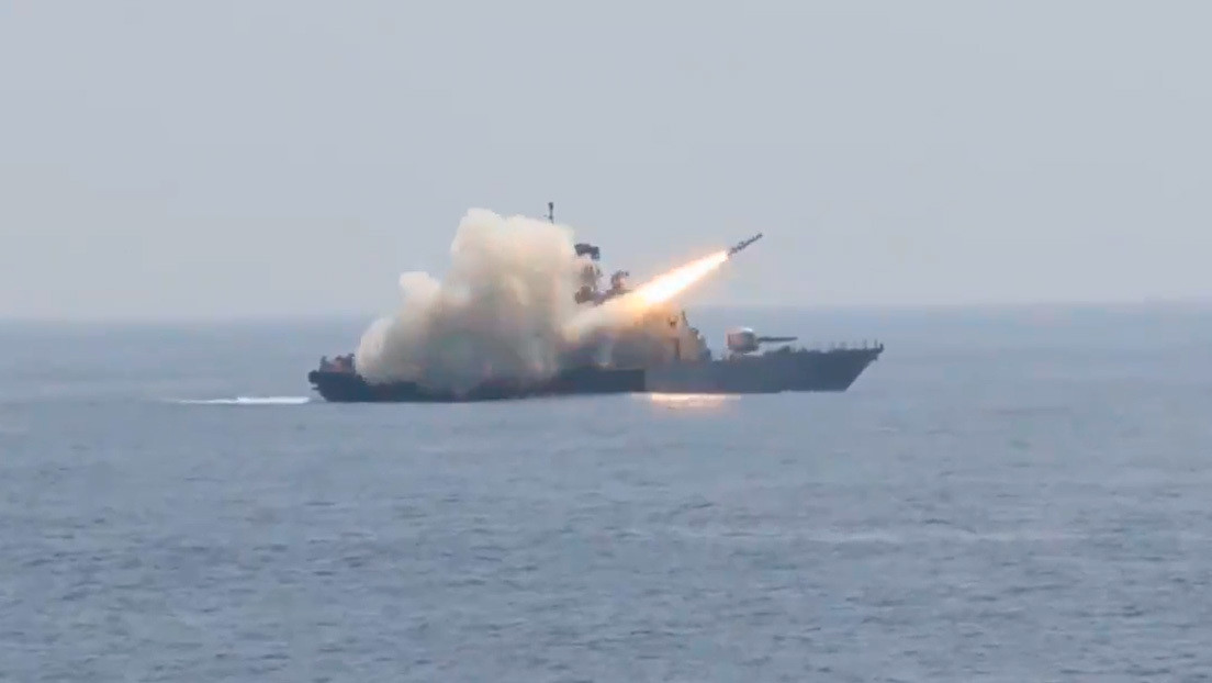 VIDEO: La Armada de la India dispara un misil antibuque con "precisión letal" contra una vieja fragata