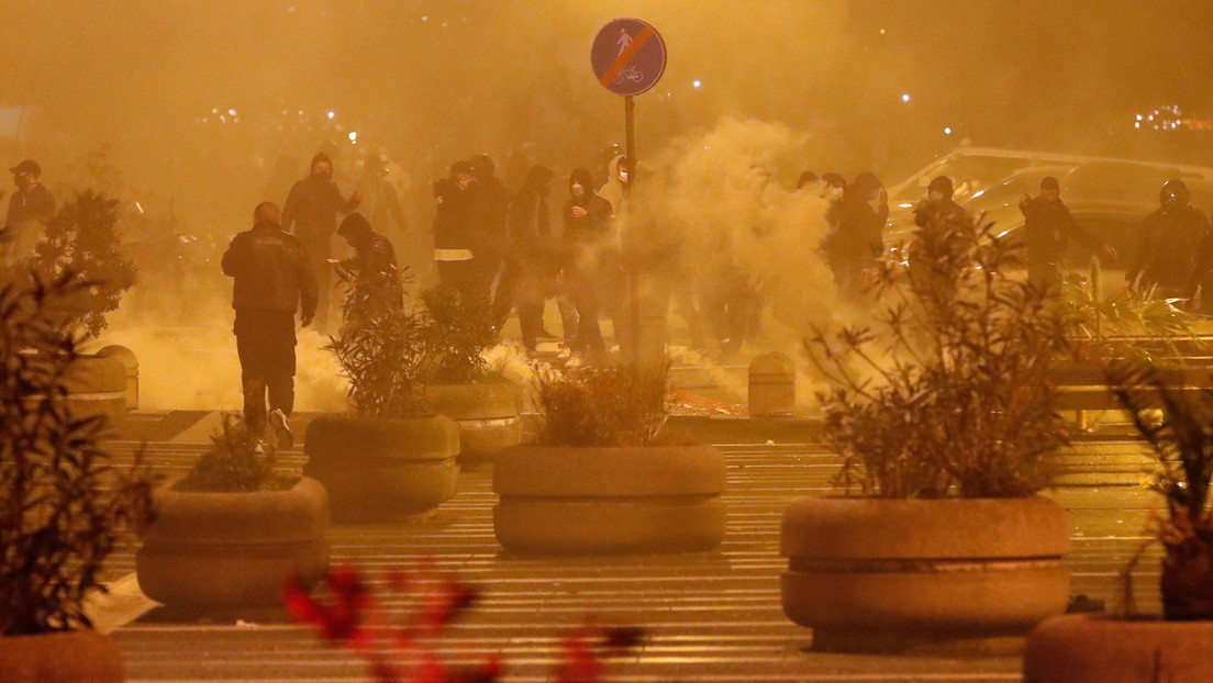 Fuertes disturbios en protestas por la aplicación del toque de queda en Nápoles