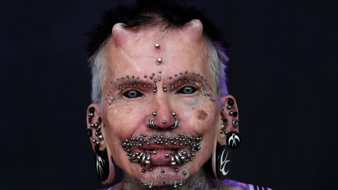 VIDEO: Esta es la persona con más modificaciones corporales, incluidos dos cuernos y más de 450 'piercings'