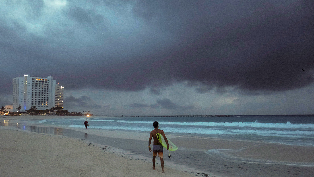 El huracán Zeta se debilita a tormenta tropical tras tocar tierra en la península de Yucatán