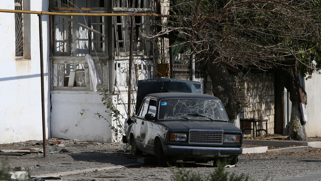 VIDEO: Periodistas evitan por poco el impacto de un proyectil contra su auto en Nagorno Karabaj
