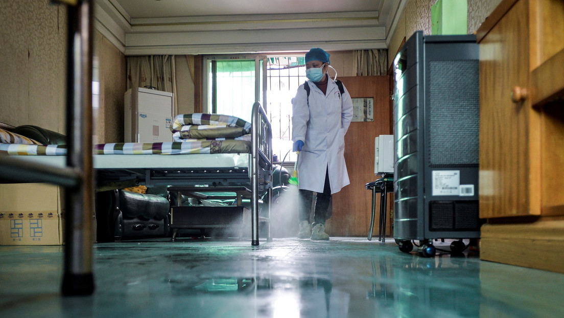 FOTOS: El médico chino cuya piel se oscureció debido al tratamiento del covid-19 reaparece por primera vez en público