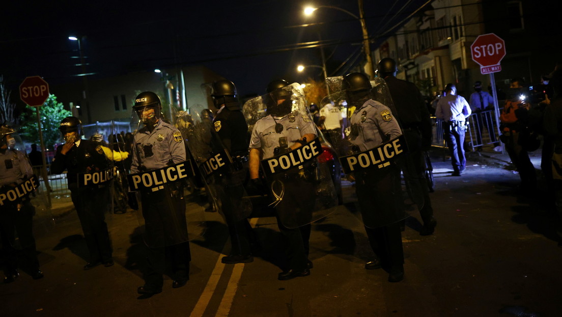 La Policía de Filadelfia descubre una camioneta "cargada con explosivos" mientras continúan los disturbios por tercera noche consecutiva