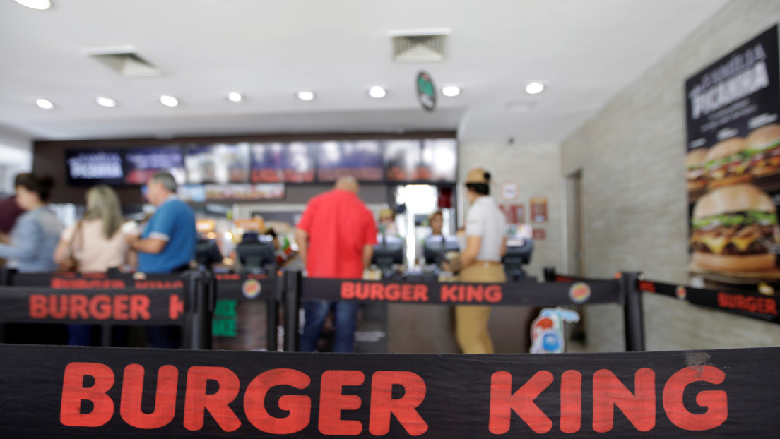A puñetazos y martillazos: estalla una multitudinaria pelea al interior de un Burger King que deja a los comensales en 'shock' (VIDEO)