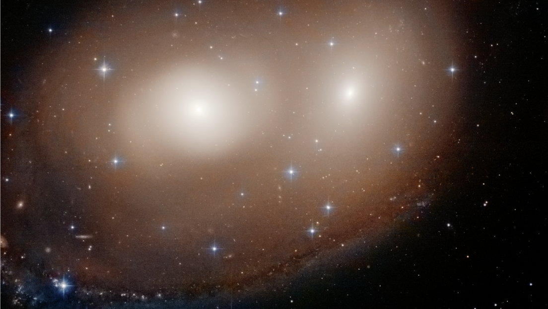 El telescopio Hubble toma una foto de dos galaxias con forma de calabaza de Halloween