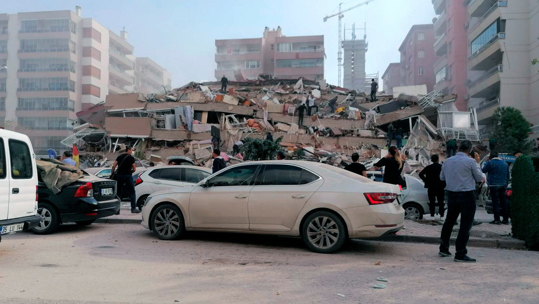 Al menos 39 muertos y más de 880 heridos: los estragos que causó el potente terremoto de 6,9 que sacudió Turquía y Grecia (VIDEOS)