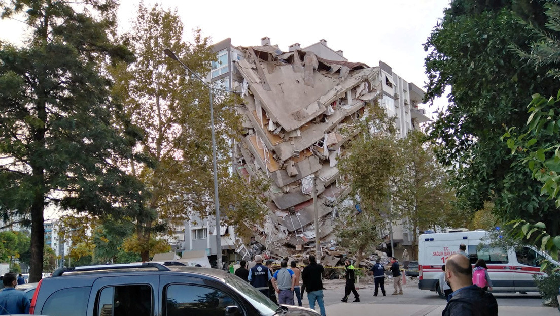 VIDEO: Captan el momento en que un edificio residencial se derrumba en Turquía tras el terremoto en el mar Egeo