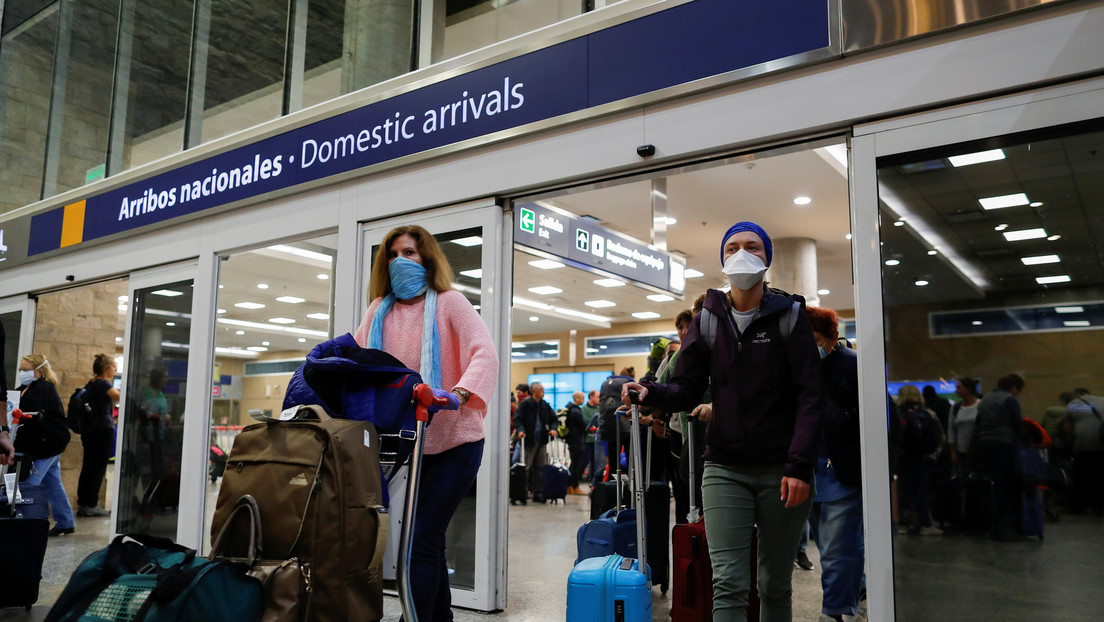 Argentina autoriza el ingreso de turistas de países limítrofes por vía aérea y espera la llegada de "100.000" brasileños