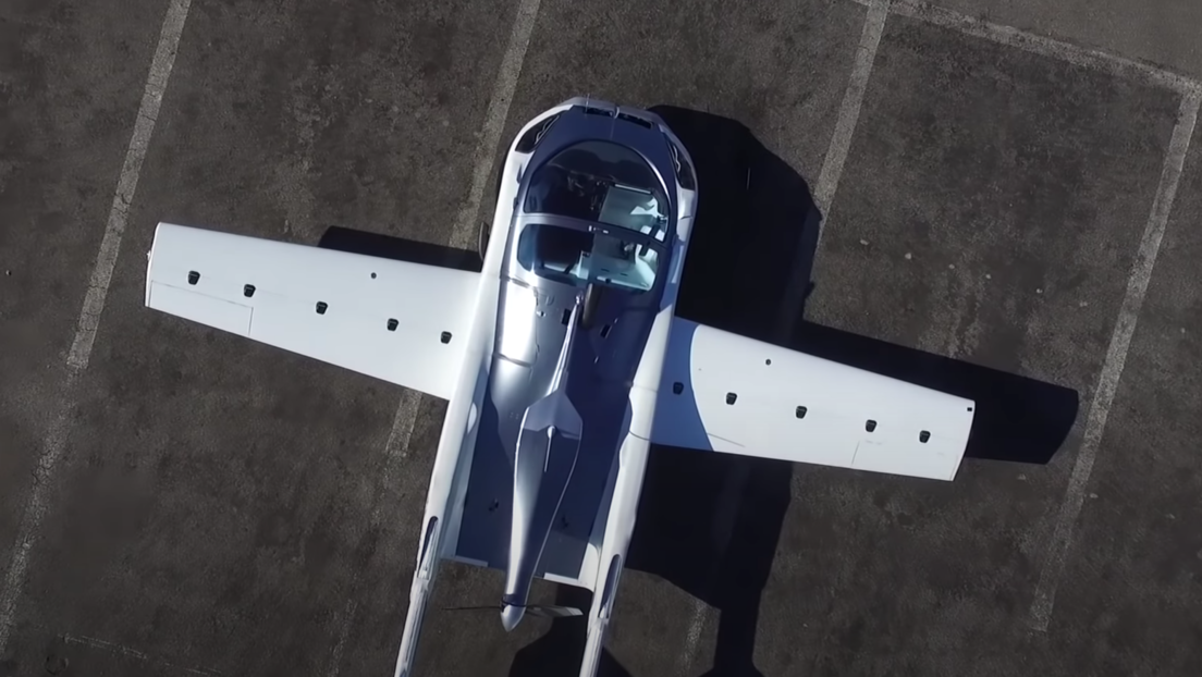 Primer vuelo de prueba del AirCar, el coche que se convierte en avión en tres minutos (VIDEO)