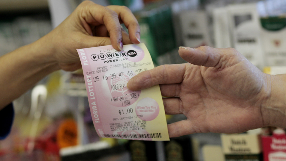 Un hombre encuentra un boleto de lotería al limpiar su casa y gana 1 millón de dólares