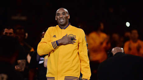 Encuentran "tesoros" de Kobe Bryant escondidos en un viejo ropero y los devuelven a su familia (VIDEO)