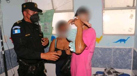 Secuestradores arrebatan a bebé de los brazos de su madre y lo abandonan bajo las vías de un tren (VIDEOS, FOTO)