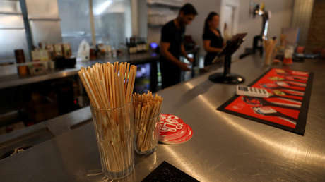 Prohíben el uso de las pajitas y los bastoncillos plásticos de un solo uso en Inglaterra
