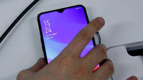 La compañía japonesa Rakuten lanza el primer teléfono inteligente con cámara frontal incorporada en la pantalla