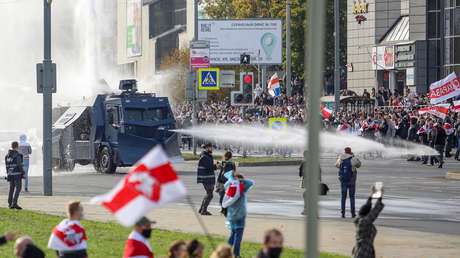 VIDEOS: Un carro lanza-agua de la Policía bielorrusa se rompe y arroja un 'chorro de ballena' en una protesta