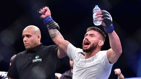 VIDEO: Luchador ruso de MMA noquea a su rival brasileño con una espectacular patada de gancho con giro directa a la cara