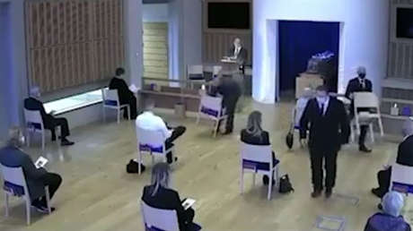 Un hombre mueve su silla durante el funeral de su padre y recibe una fuerte reprimenda (VIDEO)