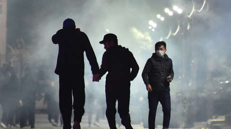 Manifestantes toman el Parlamento de Kirguistán y se enfrentan con la Policía tras anunciarse el resultado de las parlamentarias