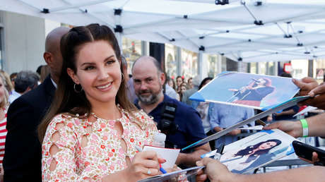 Critican a Lana Del Rey por usar tapabocas de redecilla durante la presentación de su libro