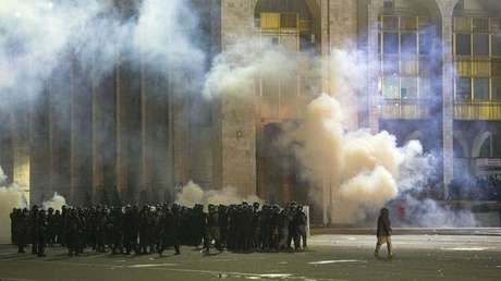 Manifestantes en Biskek logran la liberación del expresidente de Kirguistán
