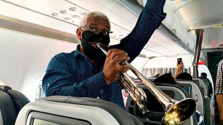 Una aerolínea colombiana ofrece un concierto durante un vuelo local y desata la polémica
