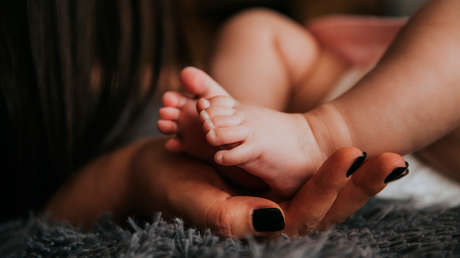 Acusan a una mujer de esconder su hija recién nacida en un armario durante 6 meses para que muriera de hambre