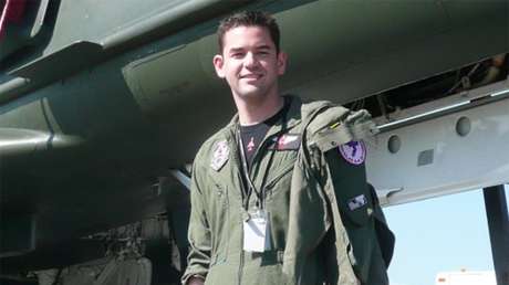 Un empresario que dejó la escuela secundaria y tiene como 'hobby' pilotar aviones de combate se convierte en multimillonario en medio de la pandemia