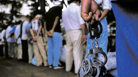 VIDEO: Bomberos brasileños rescatan a un recluso que se atoró en la puerta de su celda mientras intentaba fugarse