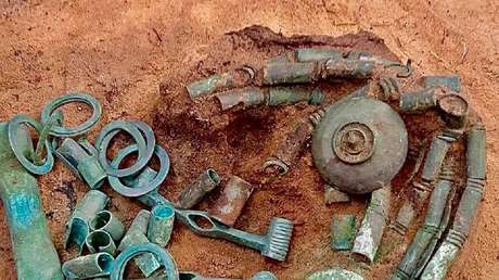 Descubren más de 150 fragmentos de una brida y un hacha de guerra de más de 2.500 años en Polonia