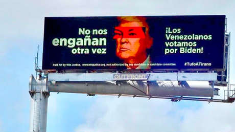 Una valla electrónica en Miami proyecta una imagen de Trump con los ojos de Hugo Chávez