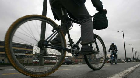 Muere un ciclista en Colombia tras ser atropellado por un camión y caer desde un puente (VIDEO)