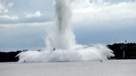 Explota una bomba de 5,4 toneladas de la Segunda Guerra Mundial mientras era desactivada bajo el agua por zapadores (VIDEO)