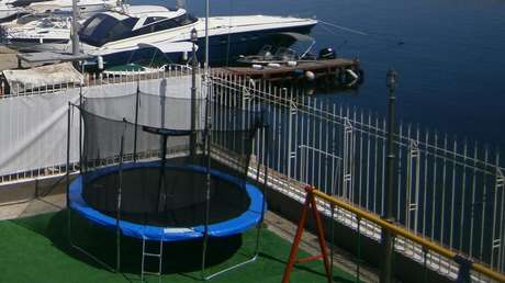 Muere deshidratada una niña al ser obligada en  castigo a saltar sin parar en un trampolín y bajo temperaturas extremas