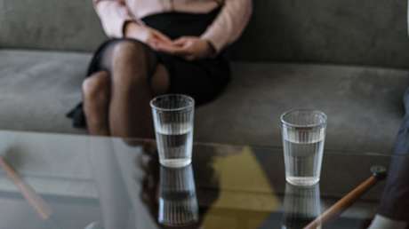 Condenan a un hombre por eyacular en las botellas de agua de su compañera de trabajo y dejar semen en su comida