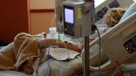 VIDEO: Un grupo de amigas alquila una grúa para ver a otra que lleva meses ingresada en un hospital por un cáncer