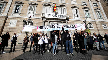 Protestan en Barcelona contra la medida de cierre de bares y restaurantes decretada para frenar avance del covid-19