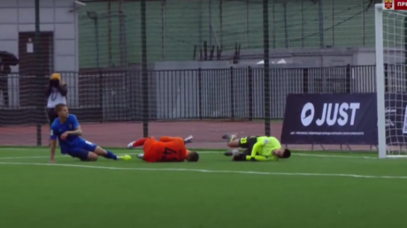 Hospitalizan al hijo del entrenador de la selección rusa de fútbol tras recibir una patada en la cabeza durante un partido (VIDEO)