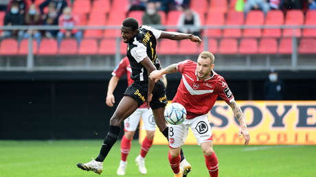 VIDEO: Un futbolista es acusado de morder al portero rival y desata un escándalo por racismo en Francia