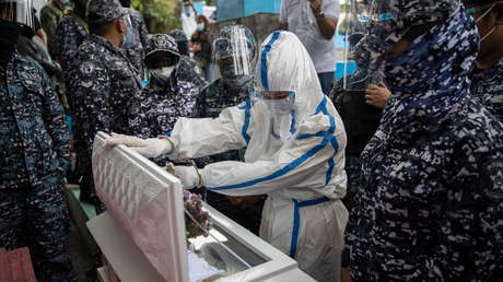 Piden justicia para una activista filipina que fue esposada y custodiada por funcionarios armados durante el funeral de su hija de tres meses