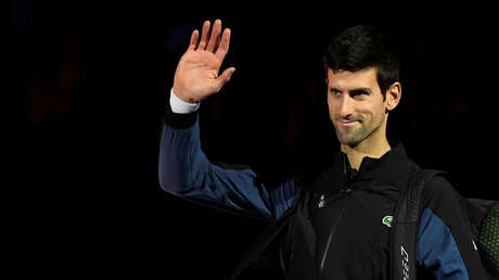 VIDEO: Djokovic sale a pasear a su perro y enseña en la calle a unos niños a jugar correctamente al tenis