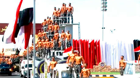 VIDEO: Imágenes de nuevos reclutas de la Policía de Egipto desfilando sin camisa frente al presidente se vuelven virales en la Red