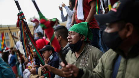 "¡No tenemos presidente!": Con una silla vacía en la Plaza de Bolívar, indígenas colombianos representan la negativa de Duque al diálogo con la minga
