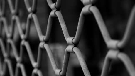 Una funcionaria penitenciaria británica mantiene relaciones con un reo, da a luz a su hijo y ahora se enfrenta a una condena de cárcel