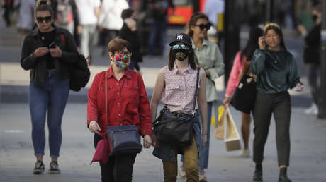 El Gobierno británico respalda la iniciativa de infectar deliberadamente con coronavirus a voluntarios sanos para acelerar una potencial vacuna