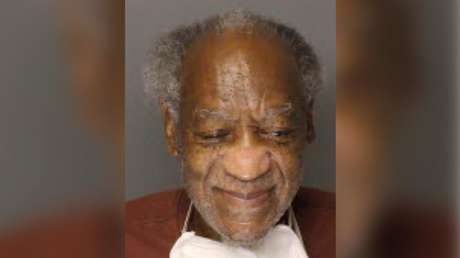 Bill Cosby sonríe en una nueva foto tomada en la prisión donde está encarcelado por agresión sexual