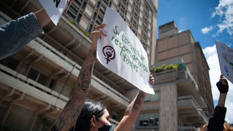 "Es inaceptable la violencia extrema": El caso de una mujer brutalmente atacada con un hacha por su pareja causa conmoción en Colombia