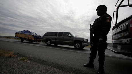 Pasajeros de un autobús en México despojan a ladrones de sus armas, los matan y los tiran en una autopista