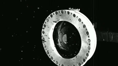 La OSIRIS-REx recolectó el material del asteroide Bennu pero parece que parte de las muestras se derrama lentamente