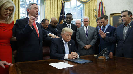 Trump dice que ya no se identifica con la confesión en la que fue confirmado