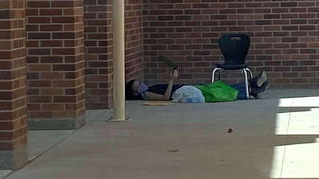 Un niño de 9 años se sienta todo el día frente a su escuela para conectarse a Internet y atender a las clases virtuales